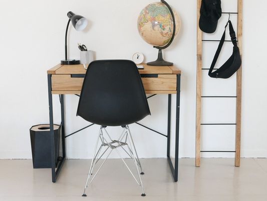 Table à manger à surface en bois pliable en métal pour les besoins de bureau dans le style nord-européen