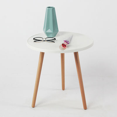La table basse en bois et en acier est un ajout parfait à votre salon moderne.