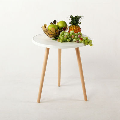 La table basse en bois et en acier est un ajout parfait à votre salon moderne.