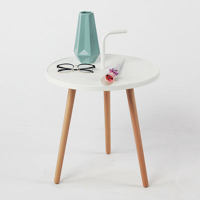 La table basse en bois et en acier est un ajout parfait à votre salon moderne.