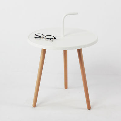 La table basse en bois et en acier est un ajout parfait à votre salon moderne.