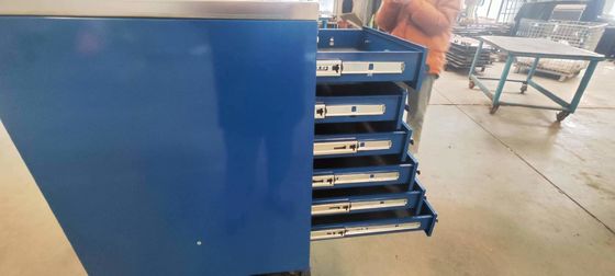 Commodément ranger les outils avec un grand banc de travail de garage amovible et un coffre à outils de 96 pouces