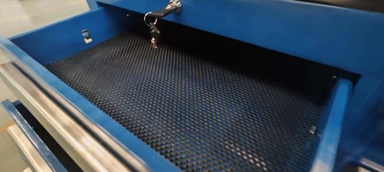 Commodément ranger les outils avec un grand banc de travail de garage amovible et un coffre à outils de 96 pouces